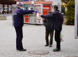 V Ružomberku začala radnica  rozdávať ochranné rúška bezdomovcom