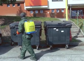 Pracovníci Technických služieb v Ružomberku dezinfikujú nádoby na komunálny odpad