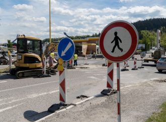 Práce na križovatke v Ružomberku pokračujú, mesto dohodlo úpravu režimu zákazu odbočenia z hlavnej cesty