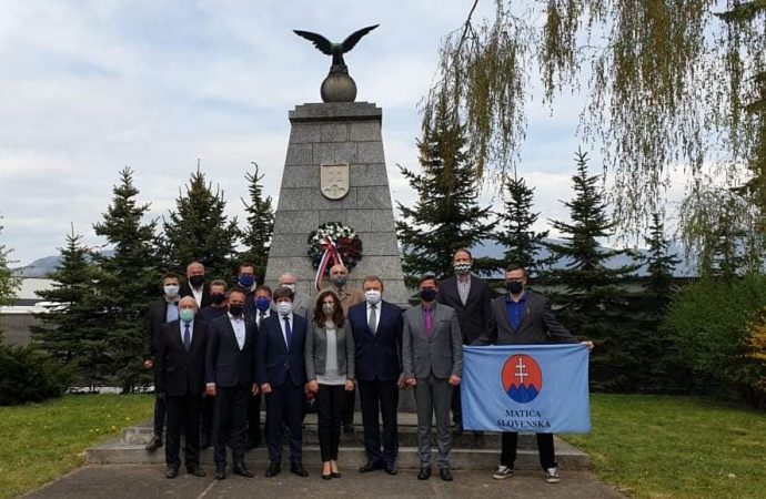 Predstavitelia radnice v Liptovskom Mikuláši položili veniec k Pamätníku Žiadostí slovenského národa