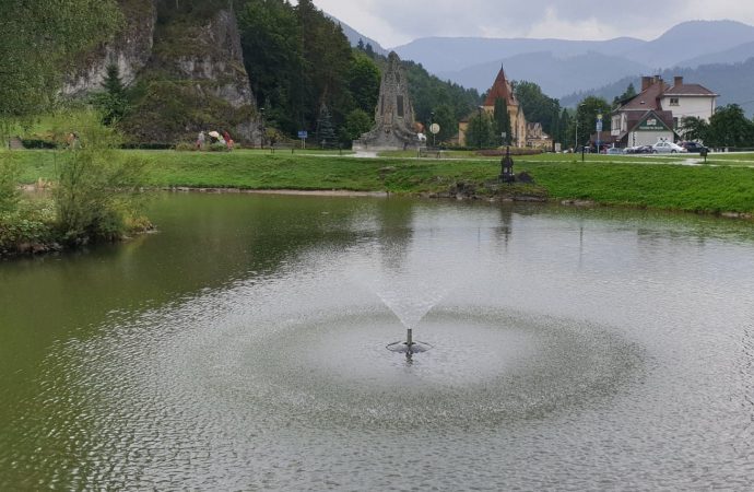 Do jazierka pri hrade a kaštieli v Liptovskom Hrádku sa vrátila fontánka