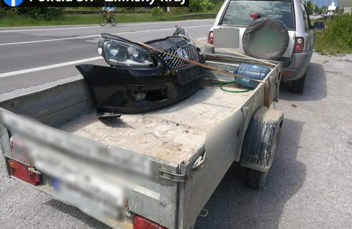 Policajti z Príboviec zadržali muža, ktorý kradol autosúčiastky