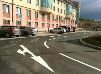 Pred budovou Oravskej polikliniky v Námestove pribudlo 62 nových parkovacích miest