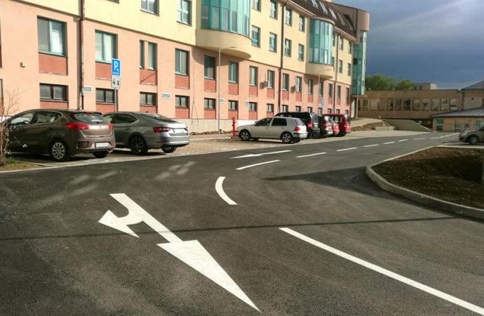 Pred budovou Oravskej polikliniky v Námestove pribudlo 62 nových parkovacích miest