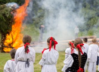 Bylinky aj tradičná vatra. Zažite čaro Jánskej noci v Múzeu kysuckej dediny vo Vychylovke