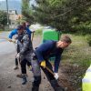 Úradníci a mestskí policajti v Liptovskom Hrádku sadili dreviny i upratovali