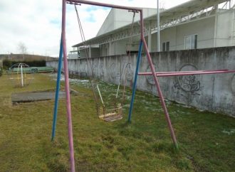 Mesto Trstená opravuje detské ihriská
