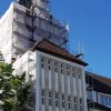 Na Gymnáziu M. M. Hodžu sa začali práce na obnove opadávajúcej fasády starej budovy