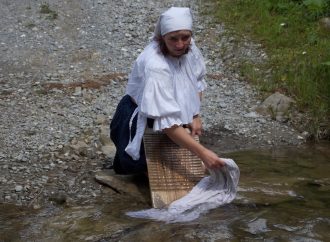 Tradičné pranie na potoku vám priblížia ženy v Múzeu kysuckej dediny