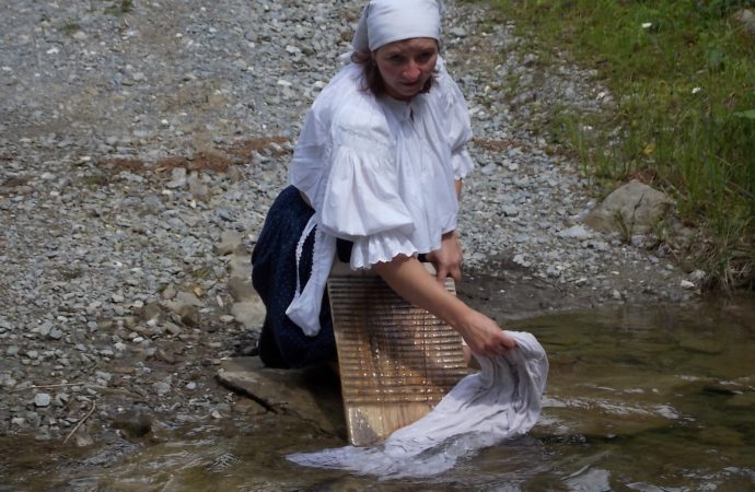 Tradičné pranie na potoku vám priblížia ženy v Múzeu kysuckej dediny
