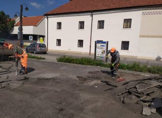 V Liptovskom Mikuláši sa začala čiastočná oprava parkoviska pri Katolíckom dome