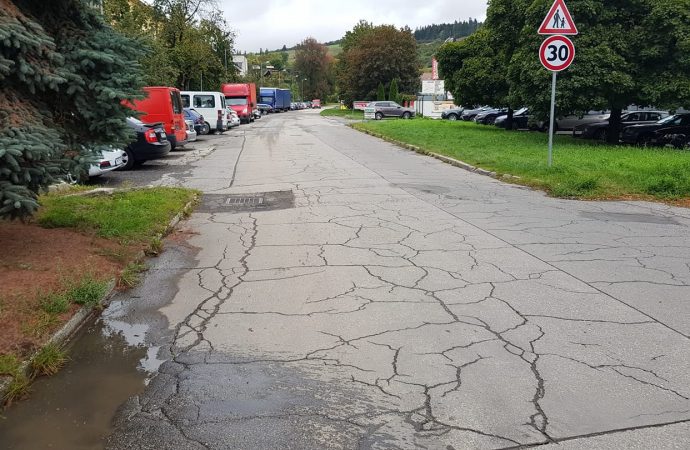 Poškodená Nálepkova ulica v Liptovskom Mikuláši dostane nový povrch