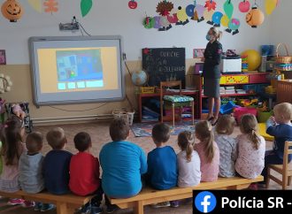 Policajná preventistka navštívila Materskú školu v Šútove, deťom vysvetlila význam reflexných prvkov