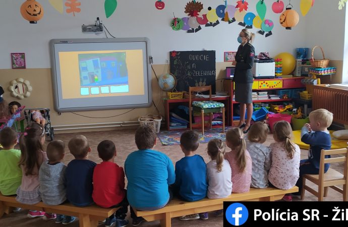 Policajná preventistka navštívila Materskú školu v Šútove, deťom vysvetlila význam reflexných prvkov