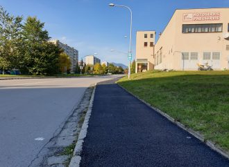 Mesto Liptovský Mikuláš opravilo chodník od autobusového výstupiska na dolných Podbrezinách