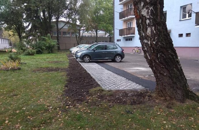 Mesto Liptovský Mikuláš pred bytovkami na Štefánikovej rozšírilo parkovacie plochy