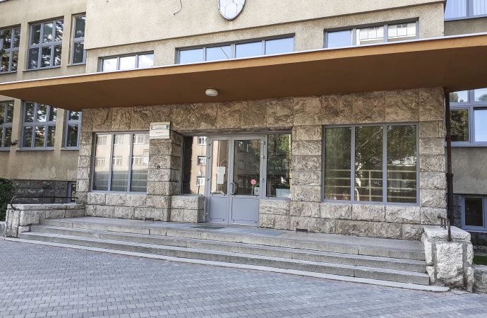 Na Gymnáziu v Ružomberku boli vymenené okná a dvere po obvodových stenách