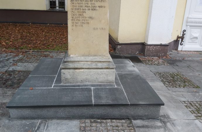 Na Námestí Žiadostí slovenského národa v Liptovskom Mikuláši radnica rekonštruuje sochu Tranovského