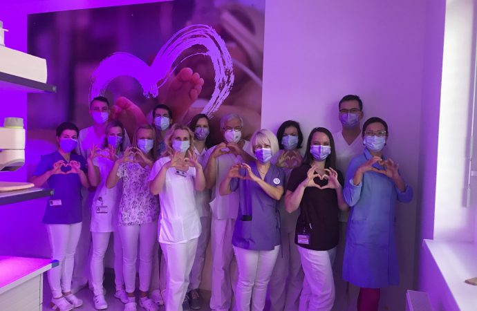 Neonatologická klinika Univerzitnej nemocnice Martin sa pri príležitosti Svetového dňa predčasne narodených detí zahalila do purpurovej