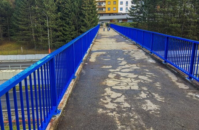 Mesto Dolný Kubín opravilo zábradlie na moste, ktorý spája Brezovec s centrom mesta