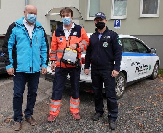 Do výbavy mestských policajtov v Liptovskom Hrádku pribudol automatický externý defibrilátor