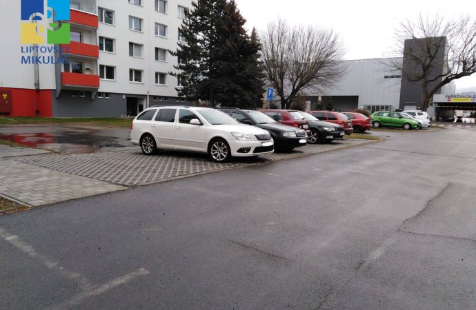Na ulici Čsl. brigády v Liptovskom Mikuláši pribudli nové parkovacie miesta