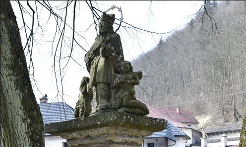 Oravské múzeum P. O. Hviezdoslava zreštaurovalo kamenné súsošie svätého Jána Nepomuckého