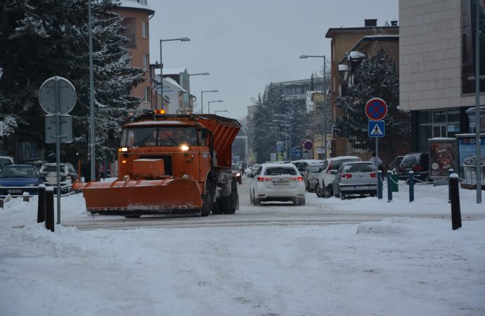 Pracovníci VPS v Liptovskom Mikuláši žiadajú vodičov, aby neblokovali zimnú údržbu