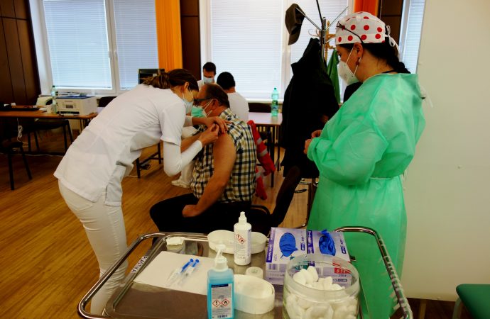 V martinskej nemocnici dostali vakcínu prví zdravotníci