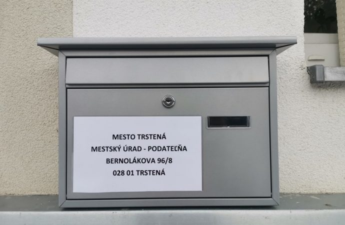 Pri Mestskom úrade v Trstenej zriadili schránku na písomnosti