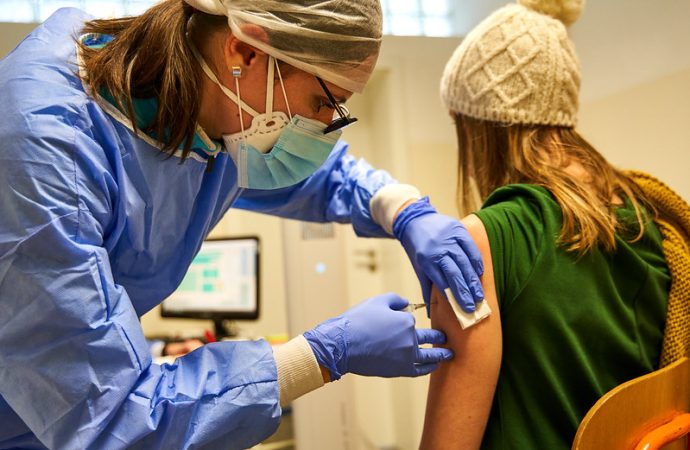 Očkovanie imobilných občanov výjazdovým tímom VÚC