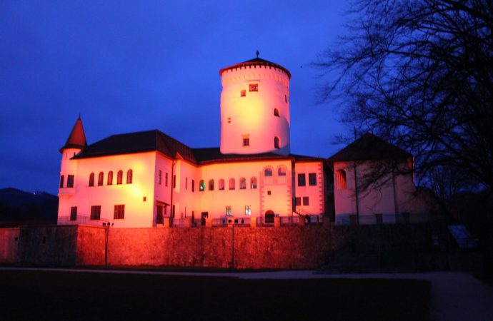 Budatínsky hrad svietil na červeno