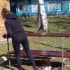 Dobrovoľníci pomohli opraviť lavičky v areáli nemocnice v Čadci