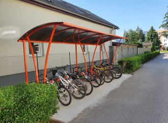V areáli Základnej školy v Liptovskom Mikuláši vybudovali cykloprístrešok