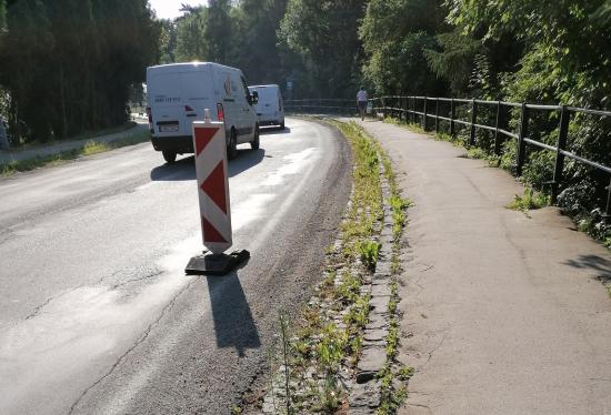 Mesto Liptovský Hrádok začalo s výmenou poškodených obrubníkov na chodníku na ulici SNP