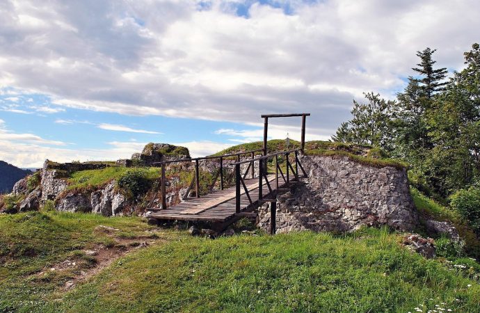 Tip na výlet – z najvyššie položeného slovenského hradu priamo do termálneho jazierka