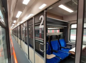 Diaľkové vlaky na trasách Žilina – Praha a Bratislava – Košice zdobí 51 nových vozňov s čičmianskym vzorom
